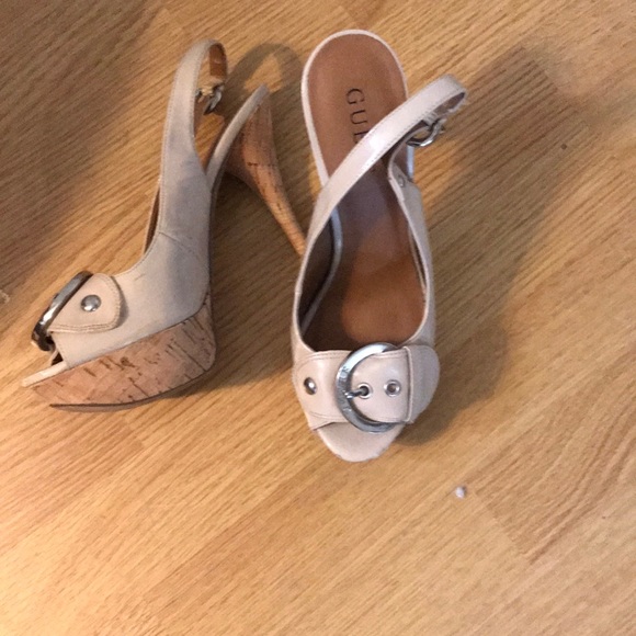 👠 - Picture 2 of 3